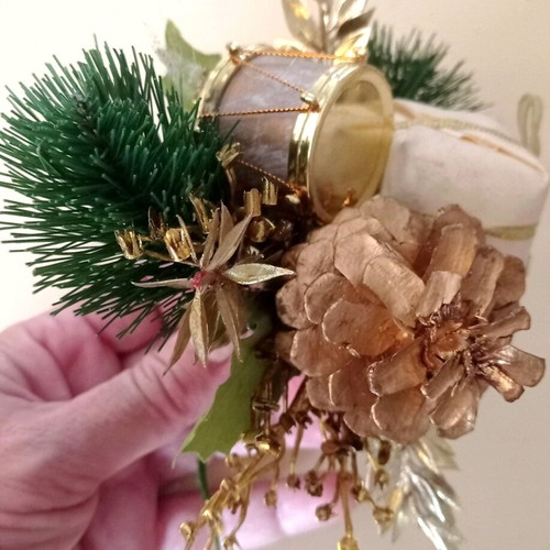 Christmas ornament like new with real pine cone
