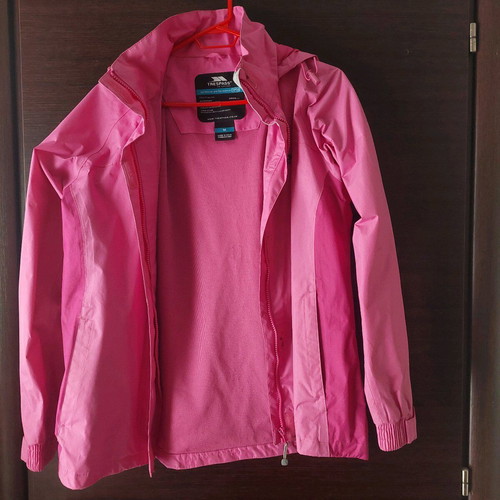 Waterproof and windproof pink jacket like new