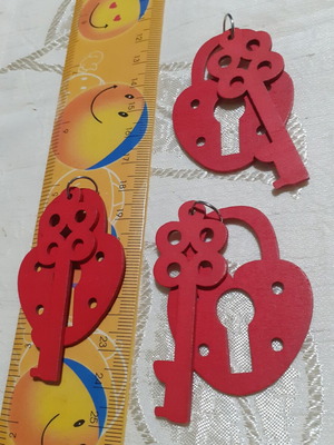 Wooden craft decorations set of 13, like new, red keys and hearts