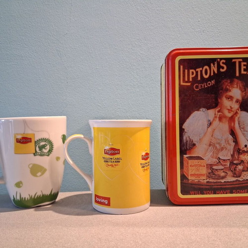 Lipton tea used, two mugs and collectible metal tin