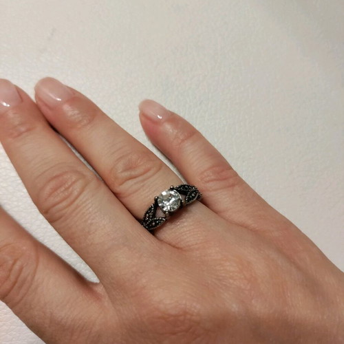 Silver solitaire ring like new, diameter 1.6