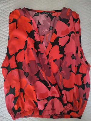 Calliope floral crop top like new, black and red, size S