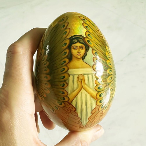 Wooden egg used with hand-painted angel vintage 1980