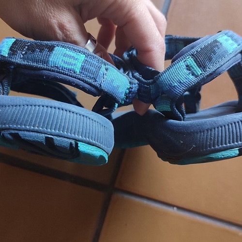 Teva sandals used, boys' size 22-23, blue