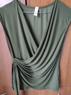 Top like new in khaki color size M