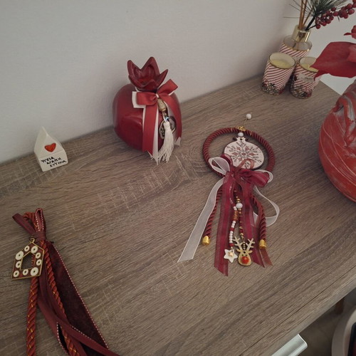 Red decorative pot set like new, 8 pieces with charms