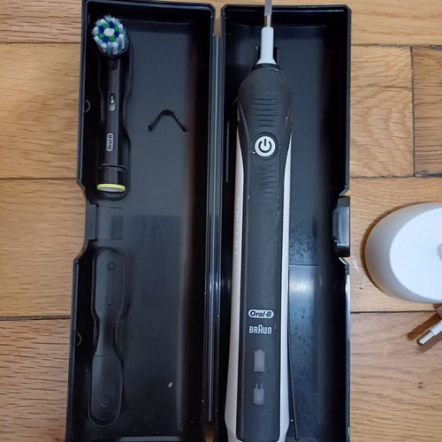 Electric Toothbrush with 4 Replacement Heads like new