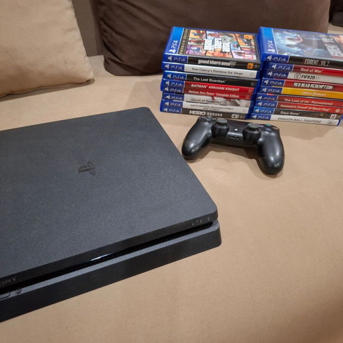 PlayStation 4 console with 1 joystick and 17 games, 1TB