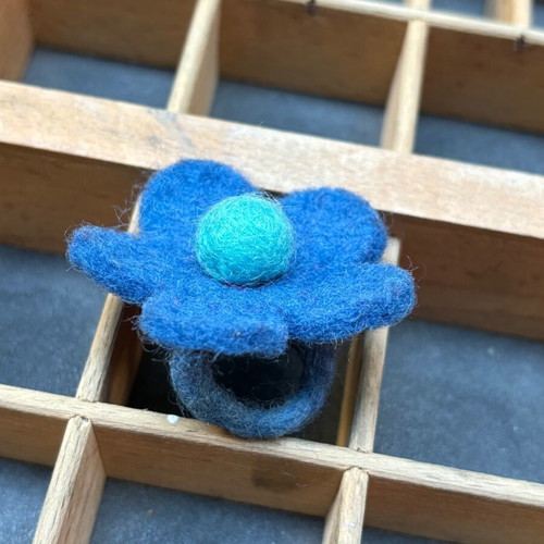 Felt ring blue flower
