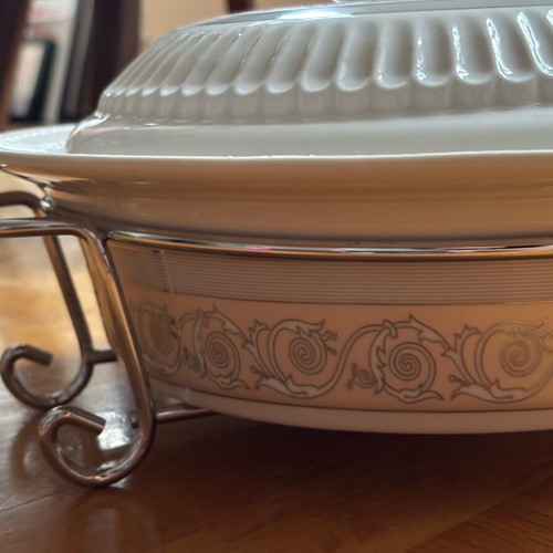 Heat-resistant porcelain casserole new with metal base and lid