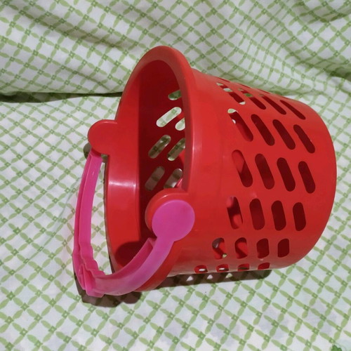 Plastic basket for clothespins like new