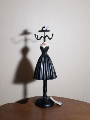 Clayre & Eef Display Mannequin Jewelry Stand new, black and red