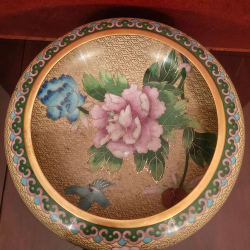 Vintage Chinese cloisonné bowl with wooden base like new