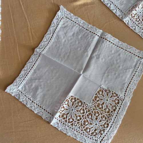 White napkins with cutwork design set of 6 like new