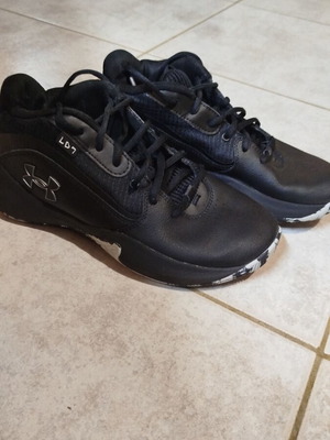 Under Armour Unisex Basketball Shoes like new, size 40, black