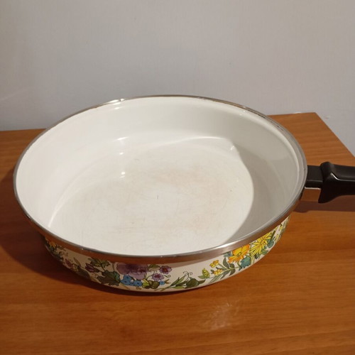 Vintage frying pan used without lid