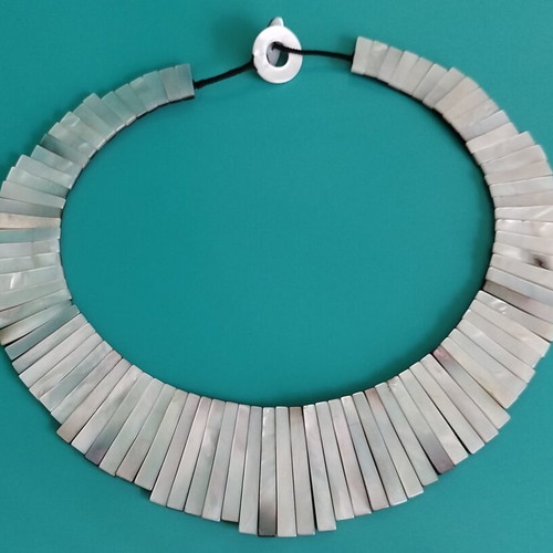 Statement necklace with double-sided natural mother of pearl