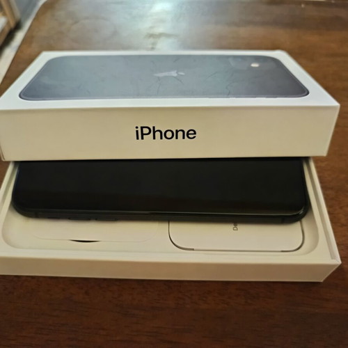iPhone 11 64 GB like new with charger and case