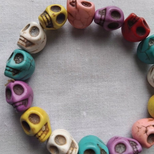 Skull bracelet made of colorful haolite stretch like new