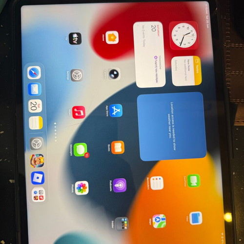 Ipad Pro 12.9 5th Generation 128GB like new with charger