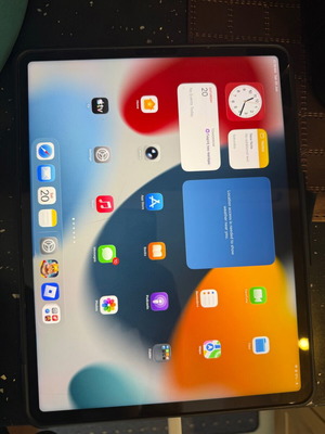 Ipad Pro 12.9 5th Generation 128GB like new with charger