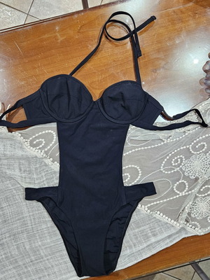 Med black one-piece swimsuit used, size S