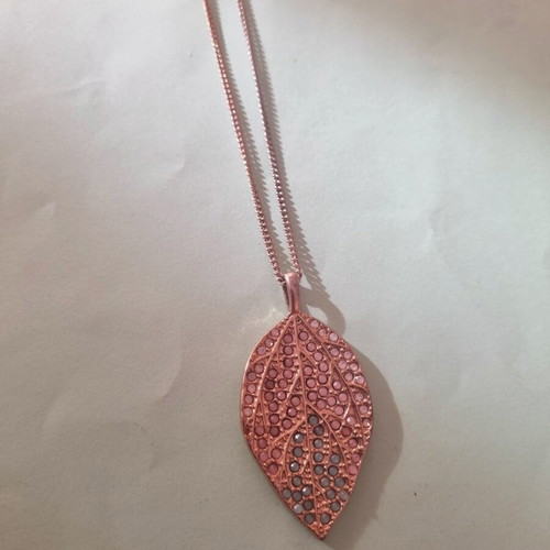 Leaf double-sided necklace like new