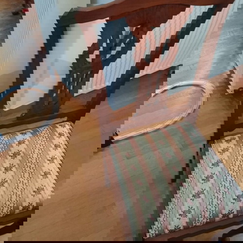 Τραπεζαρία μασίφ καρυδιάς σαν καινούργια με 6 καρέκλες