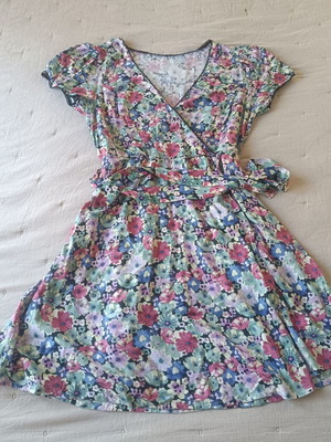 Wrap dress floral with belt and lace, like new, size small