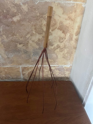 Manual head massage tool with wooden handle