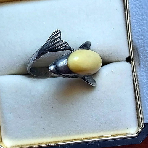 Vintage dolphin-shaped ring with yellow amber stone like new