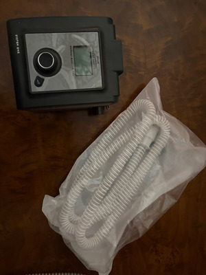 Αναπνευστικό μηχάνημα άπνοιας cpap μεταχειρισμένο με σωλήνα σε κλειστή συσκευασία