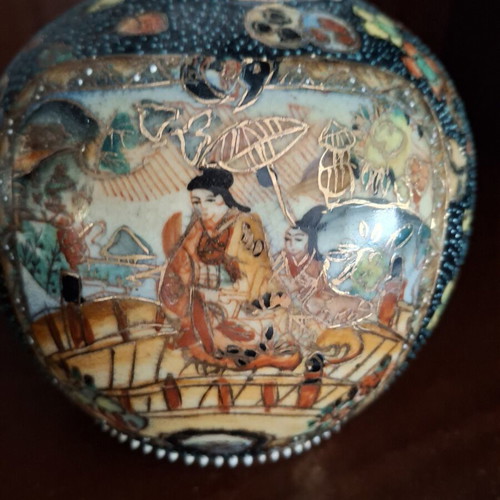 Vintage Chinese porcelain decorative vase with hand-painted figures