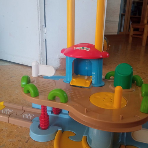 Γκαράζ για αυτοκινητάκια με ασανσέρ και τσουλήθρα