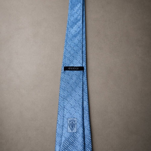 Gucci silk tie in like new condition