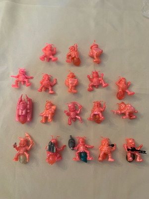 Underground 18 alien figures used 90s red color