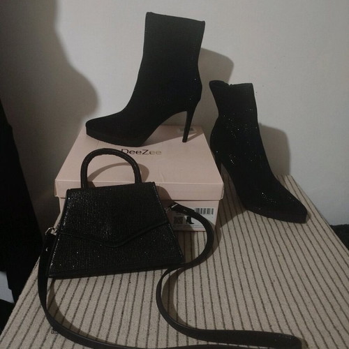 Deezee boots size 39 like new with matching black bag gift