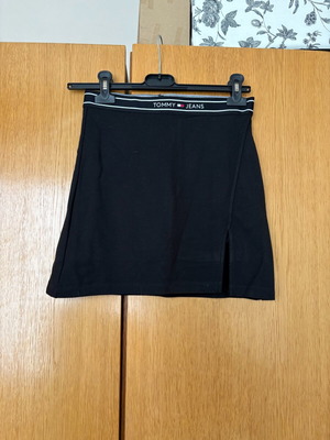 Φούστα Tommy Hilfiger μεταχειρισμένη, μέγεθος XS, μαύρη, ελαστική