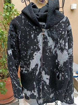 Coat 80% wool with hood and pockets one size new, black and gray