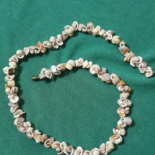 Vintage necklace with shells 42 cm, like new, beige