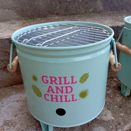 Small grill with double handle and grate