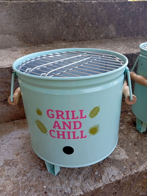 Small grill with double handle and grate