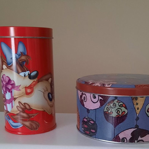 Looney Tunes Abanderado collectible metal box like new with bonus second box