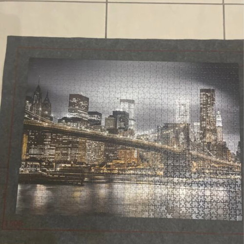 Puzzle 1000 pieces with storage and transport case like new
