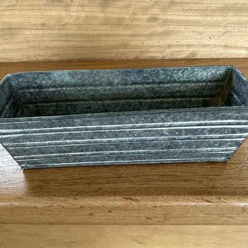 Galvanized metal kaspo with aged effect and stripes, new