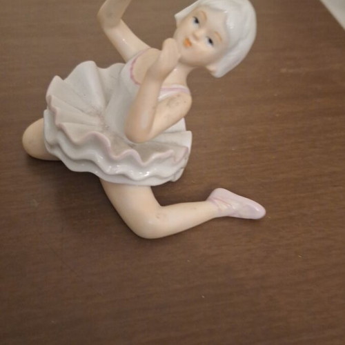 Porcelain Ballerina Figurine like new, 9x8 cm