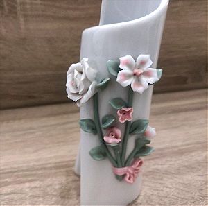 Βάζο λευκό πορσελάνινο με τρισδιάστατα ανάγλυφα λουλούδια