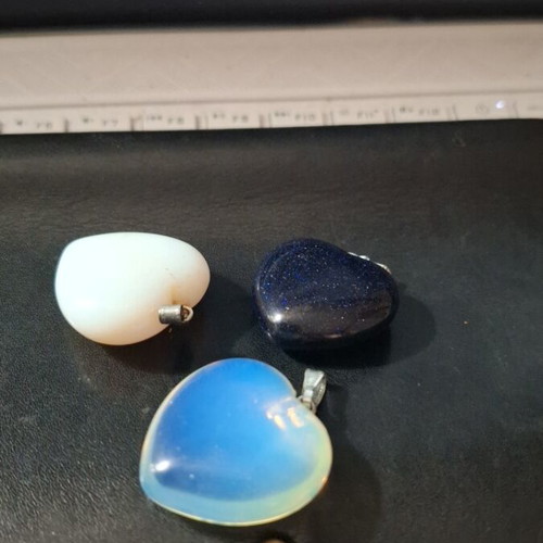 Heart-shaped stone pendant new with metallic loop