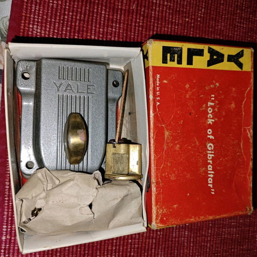 Yale vintage surface lock set new