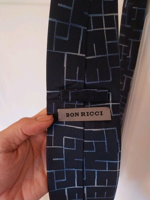 Bon Ricci silk tie like new with iridescent blue pattern